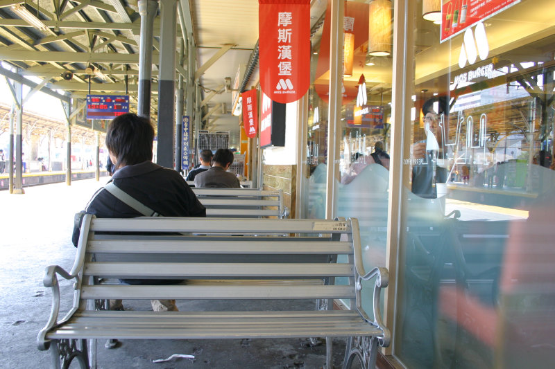 台灣鐵路旅遊攝影台中火車站月台景物篇摩斯漢堡攝影照片81