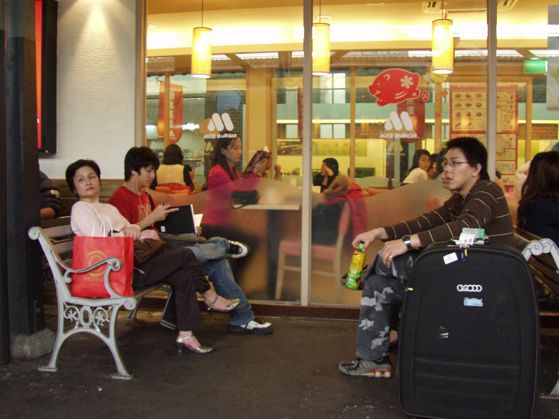台灣鐵路旅遊攝影台中火車站月台景物篇摩斯漢堡攝影照片117
