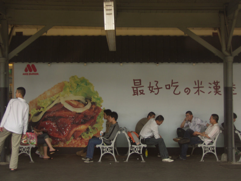 台灣鐵路旅遊攝影台中火車站月台景物篇摩斯漢堡攝影照片120