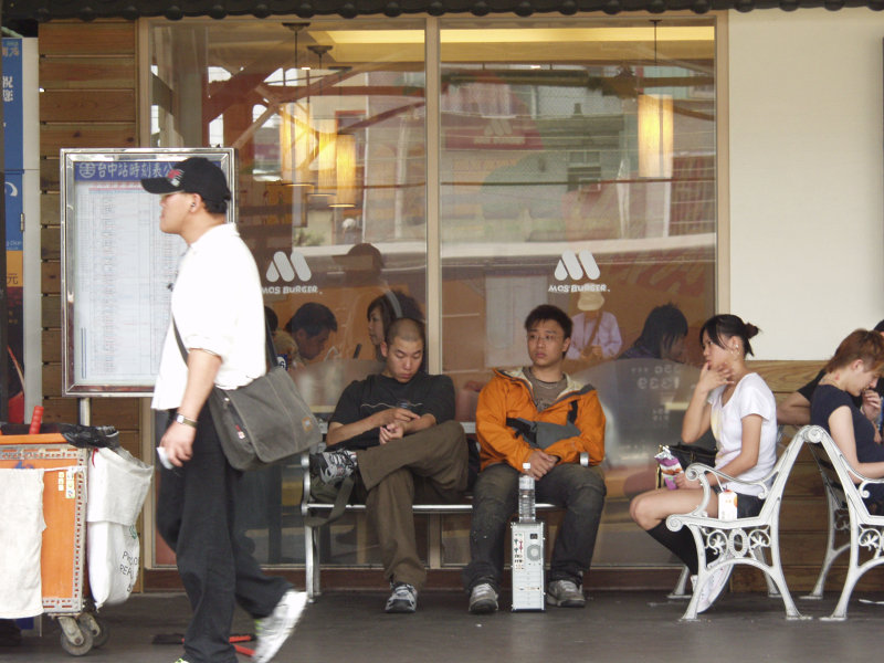 台灣鐵路旅遊攝影台中火車站月台景物篇摩斯漢堡攝影照片123