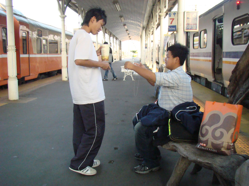 台灣鐵路旅遊攝影台中火車站月台景物篇漂流木座椅(期待)攝影照片1