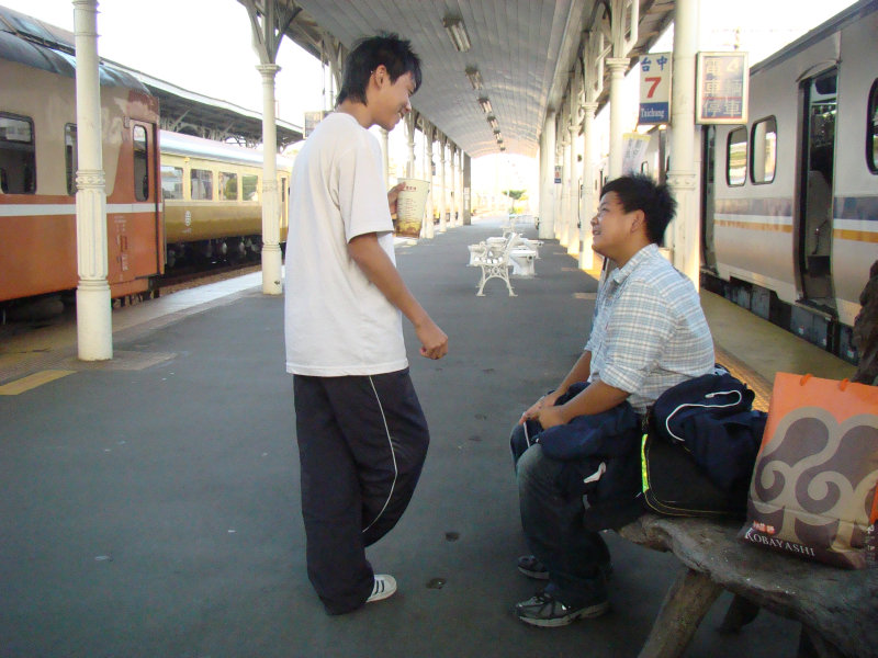 台灣鐵路旅遊攝影台中火車站月台景物篇漂流木座椅(期待)攝影照片2