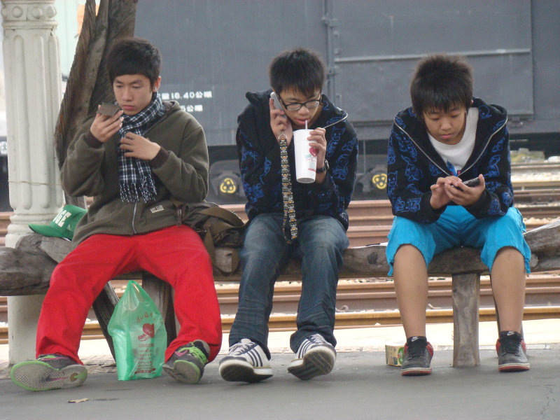 台灣鐵路旅遊攝影台中火車站月台景物篇漂流木座椅(期待)攝影照片3