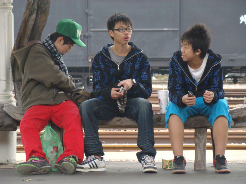 台灣鐵路旅遊攝影台中火車站月台景物篇漂流木座椅(期待)攝影照片4