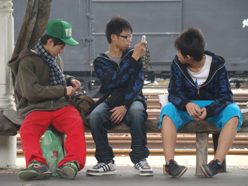 台灣鐵路旅遊攝影台中火車站月台景物篇漂流木座椅(期待)攝影照片6