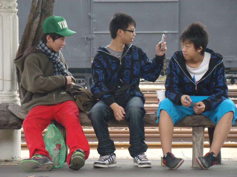 台灣鐵路旅遊攝影台中火車站月台景物篇漂流木座椅(期待)攝影照片7