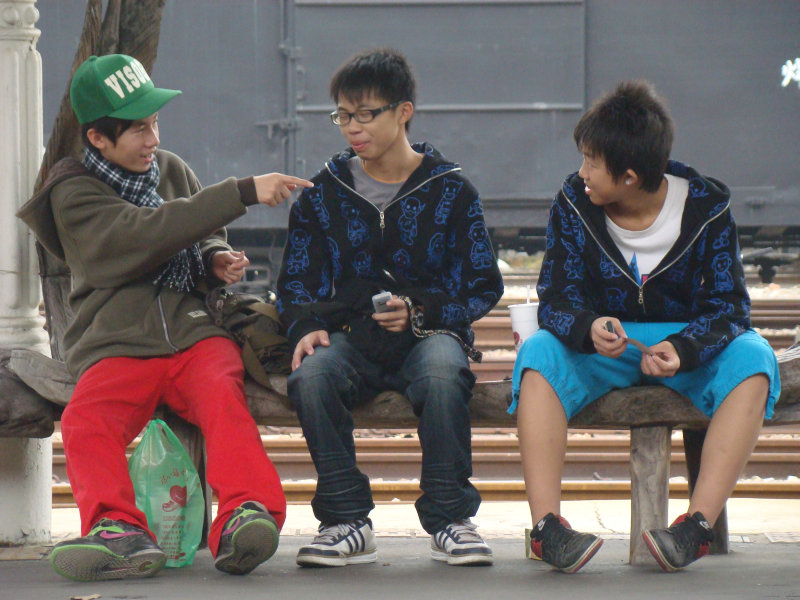 台灣鐵路旅遊攝影台中火車站月台景物篇漂流木座椅(期待)攝影照片8