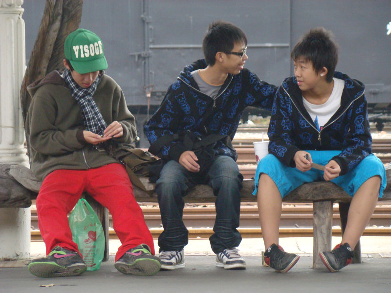 台灣鐵路旅遊攝影台中火車站月台景物篇漂流木座椅(期待)攝影照片9
