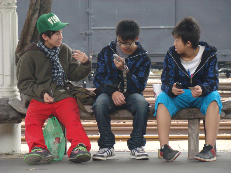 台灣鐵路旅遊攝影台中火車站月台景物篇漂流木座椅(期待)攝影照片11