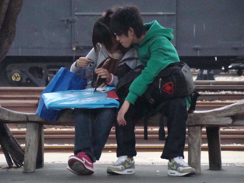 台灣鐵路旅遊攝影台中火車站月台景物篇漂流木座椅(期待)攝影照片12