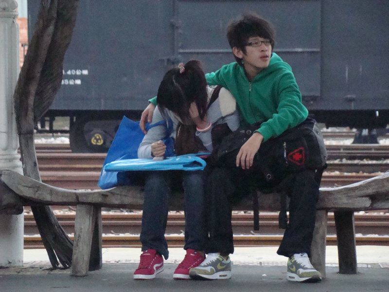 台灣鐵路旅遊攝影台中火車站月台景物篇漂流木座椅(期待)攝影照片13