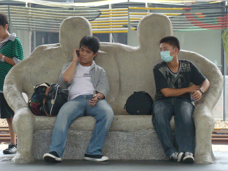台灣鐵路旅遊攝影台中火車站月台景物篇公共藝術-大同國小美術班-偶然與巧合-III區攝影照片39