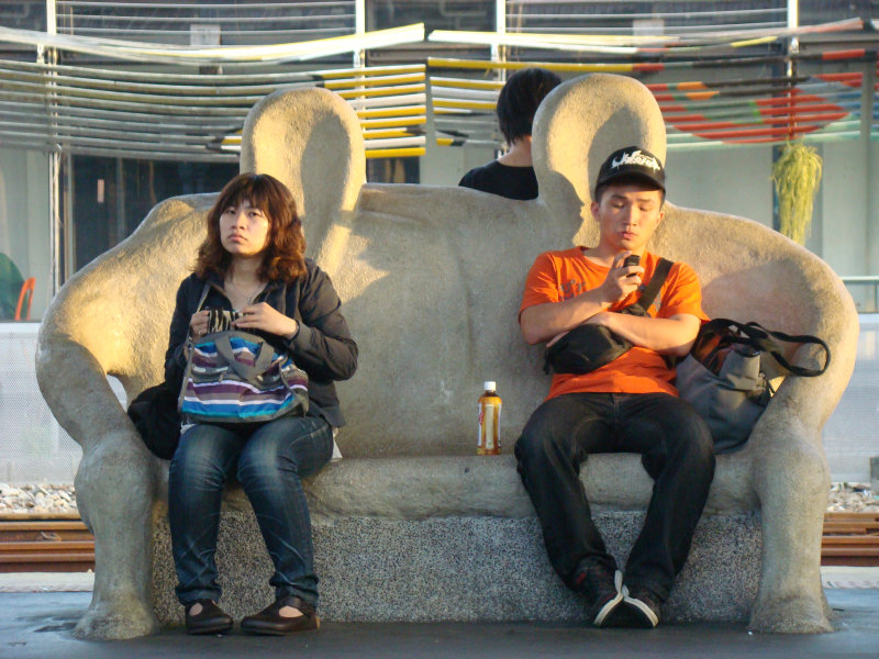 台灣鐵路旅遊攝影台中火車站月台景物篇公共藝術-大同國小美術班-偶然與巧合-III區攝影照片48