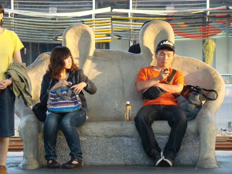 台灣鐵路旅遊攝影台中火車站月台景物篇公共藝術-大同國小美術班-偶然與巧合-III區攝影照片49