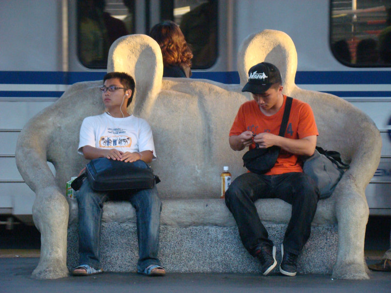 台灣鐵路旅遊攝影台中火車站月台景物篇公共藝術-大同國小美術班-偶然與巧合-III區攝影照片56