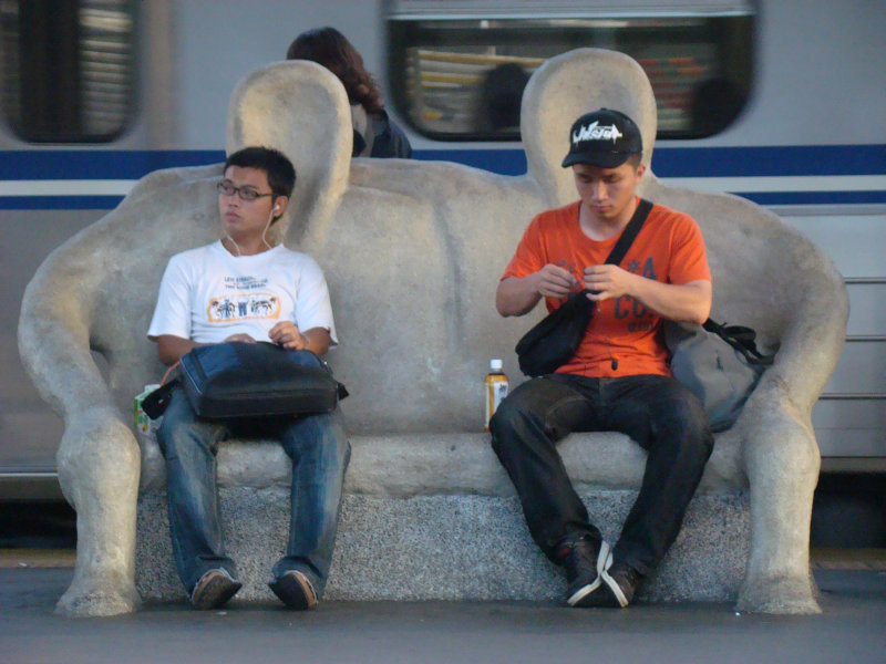 台灣鐵路旅遊攝影台中火車站月台景物篇公共藝術-大同國小美術班-偶然與巧合-III區攝影照片62
