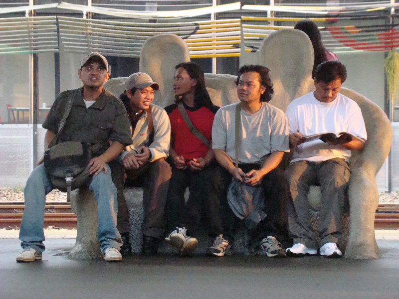 台灣鐵路旅遊攝影台中火車站月台景物篇公共藝術-大同國小美術班-偶然與巧合-III區攝影照片91