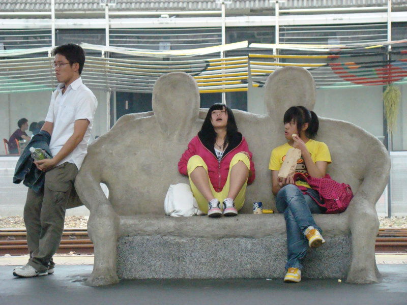 台灣鐵路旅遊攝影台中火車站月台景物篇公共藝術-大同國小美術班-偶然與巧合-III區攝影照片99