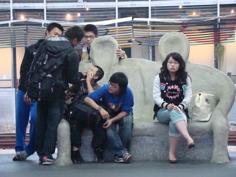 台灣鐵路旅遊攝影台中火車站月台景物篇公共藝術-大同國小美術班-偶然與巧合-III區攝影照片100
