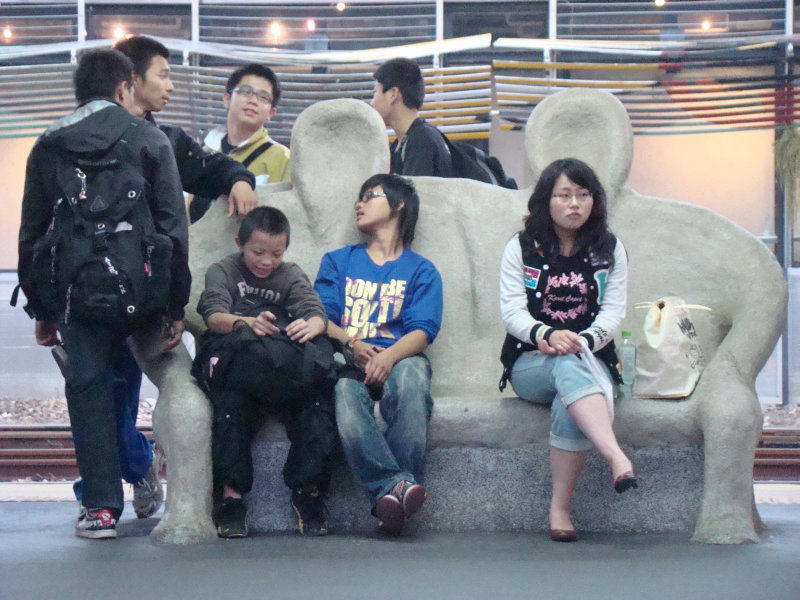 台灣鐵路旅遊攝影台中火車站月台景物篇公共藝術-大同國小美術班-偶然與巧合-III區攝影照片101