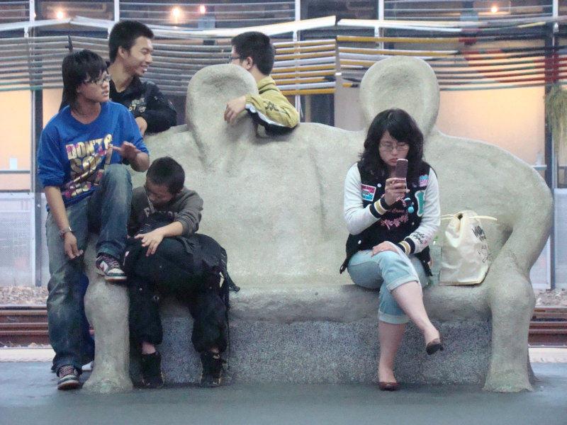 台灣鐵路旅遊攝影台中火車站月台景物篇公共藝術-大同國小美術班-偶然與巧合-III區攝影照片103