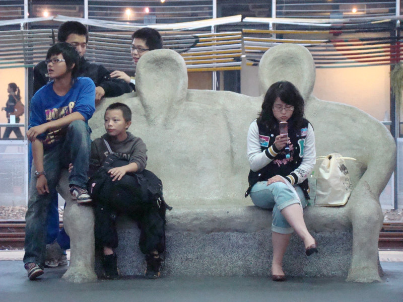 台灣鐵路旅遊攝影台中火車站月台景物篇公共藝術-大同國小美術班-偶然與巧合-III區攝影照片104