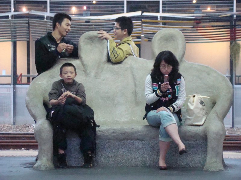 台灣鐵路旅遊攝影台中火車站月台景物篇公共藝術-大同國小美術班-偶然與巧合-III區攝影照片105
