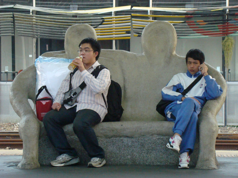 台灣鐵路旅遊攝影台中火車站月台景物篇公共藝術-大同國小美術班-偶然與巧合-III區攝影照片122