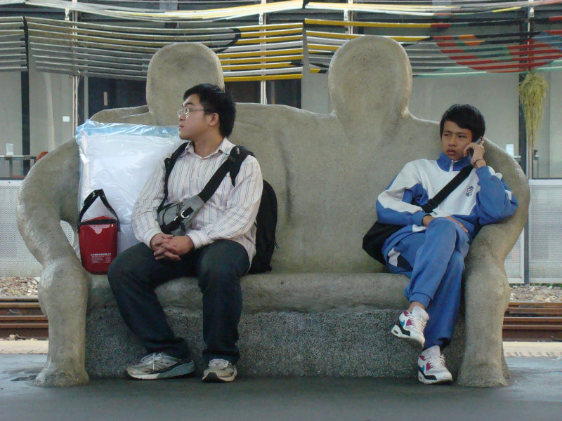 台灣鐵路旅遊攝影台中火車站月台景物篇公共藝術-大同國小美術班-偶然與巧合-III區攝影照片124