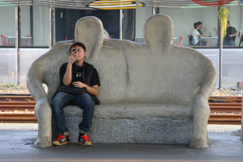 台灣鐵路旅遊攝影台中火車站月台景物篇公共藝術-大同國小美術班-偶然與巧合-III區攝影照片195