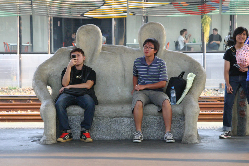 台灣鐵路旅遊攝影台中火車站月台景物篇公共藝術-大同國小美術班-偶然與巧合-III區攝影照片197