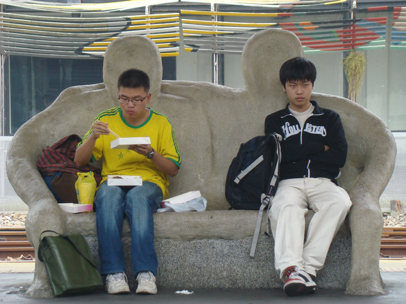 台灣鐵路旅遊攝影台中火車站月台景物篇公共藝術-大同國小美術班-偶然與巧合-II區攝影照片135