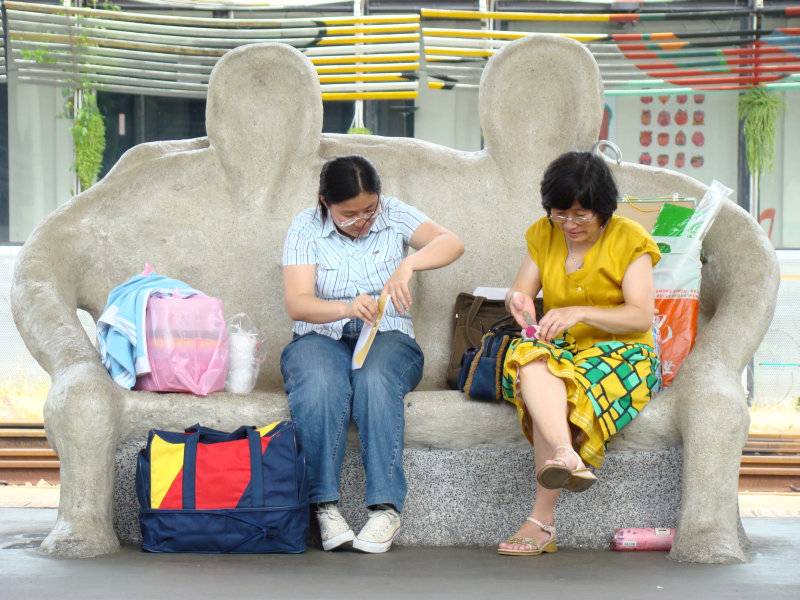 台灣鐵路旅遊攝影台中火車站月台景物篇公共藝術-大同國小美術班-偶然與巧合-I區攝影照片19