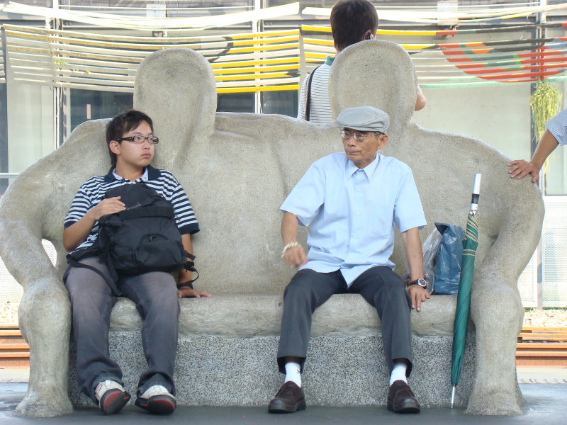 台灣鐵路旅遊攝影台中火車站月台景物篇公共藝術-大同國小美術班-偶然與巧合-I區攝影照片34