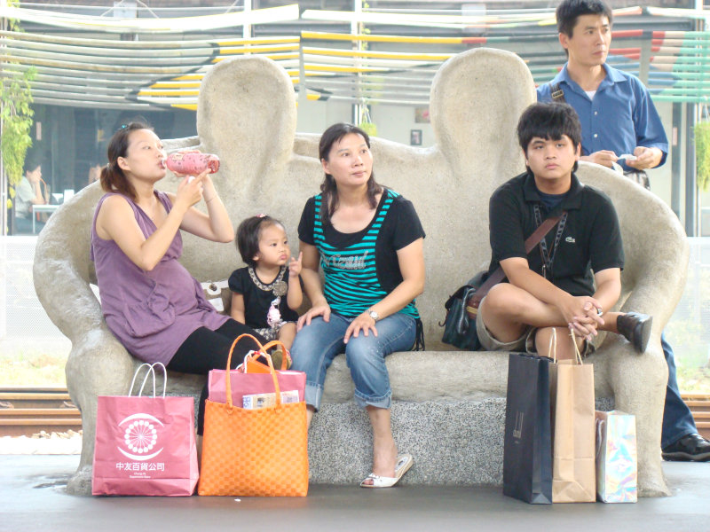 台灣鐵路旅遊攝影台中火車站月台景物篇公共藝術-大同國小美術班-偶然與巧合-I區攝影照片151