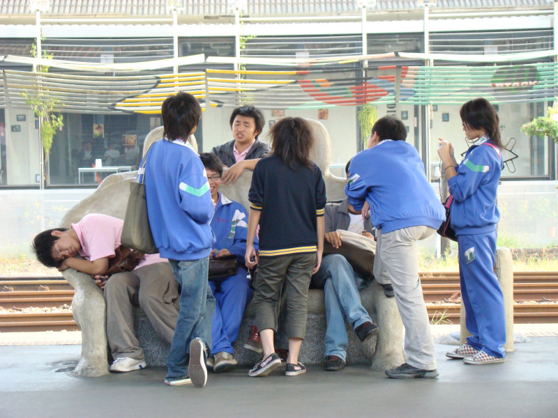 台灣鐵路旅遊攝影台中火車站月台景物篇公共藝術-大同國小美術班-偶然與巧合-I區攝影照片153