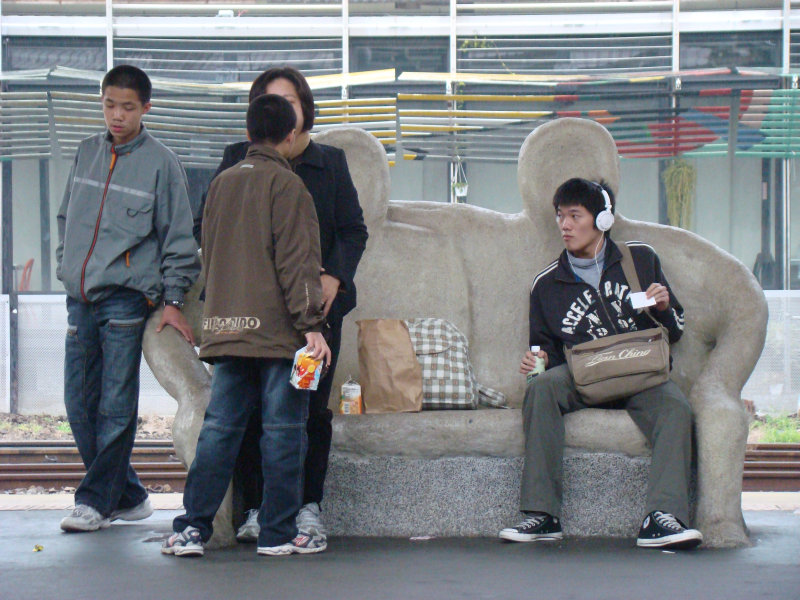 台灣鐵路旅遊攝影台中火車站月台景物篇公共藝術-大同國小美術班-偶然與巧合-I區攝影照片187