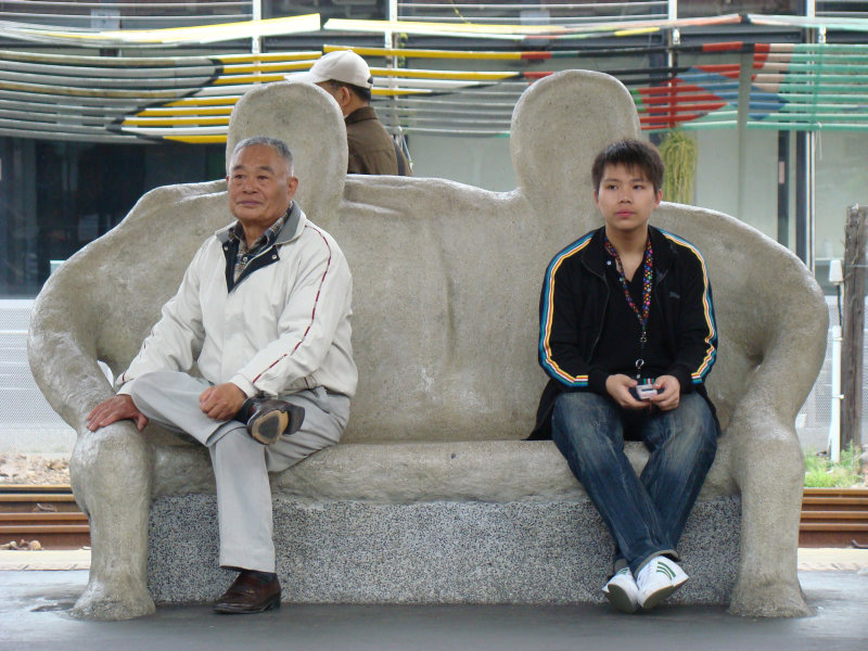 台灣鐵路旅遊攝影台中火車站月台景物篇公共藝術-大同國小美術班-偶然與巧合-I區攝影照片212