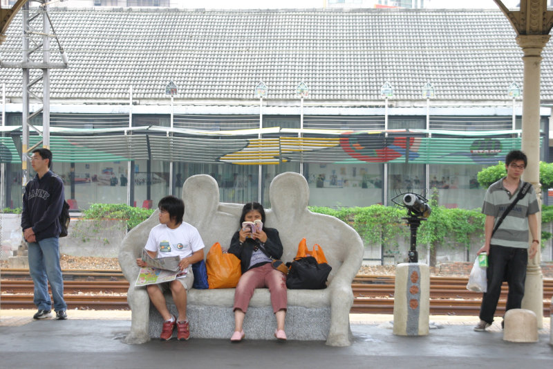 台灣鐵路旅遊攝影台中火車站月台景物篇公共藝術-大同國小美術班-偶然與巧合-I區攝影照片419