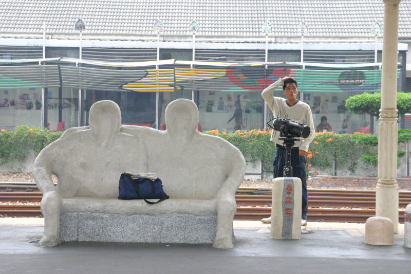 台灣鐵路旅遊攝影台中火車站月台景物篇公共藝術-大同國小美術班-偶然與巧合-I區攝影照片460