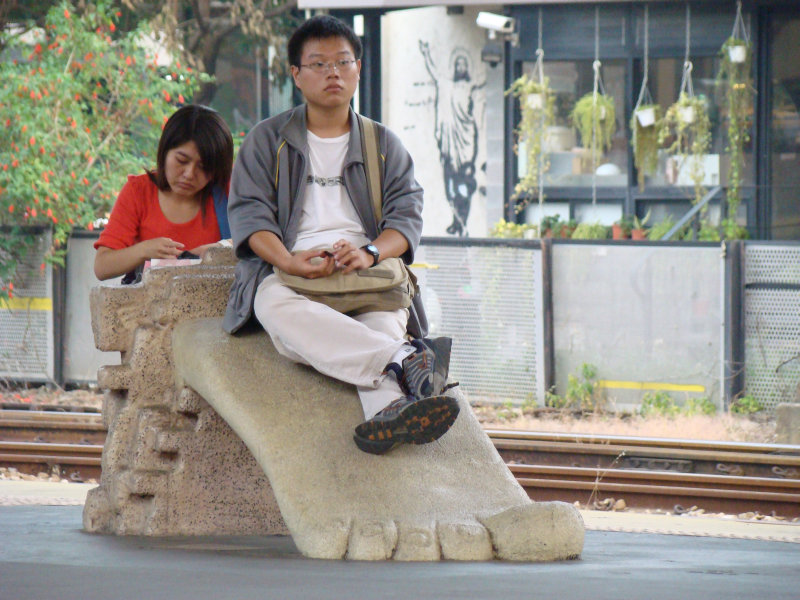 台灣鐵路旅遊攝影台中火車站月台景物篇公共藝術-大同國小美術班-大腳攝影照片9