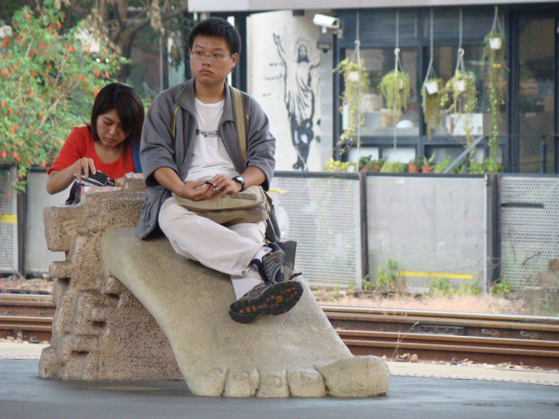 台灣鐵路旅遊攝影台中火車站月台景物篇公共藝術-大同國小美術班-大腳攝影照片10