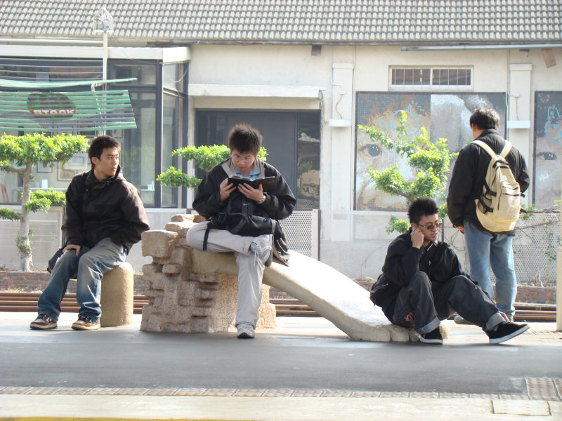 台灣鐵路旅遊攝影台中火車站月台景物篇公共藝術-大同國小美術班-大腳攝影照片13