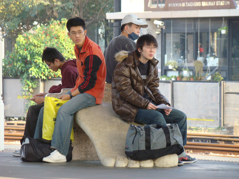 台灣鐵路旅遊攝影台中火車站月台景物篇公共藝術-大同國小美術班-大腳攝影照片24