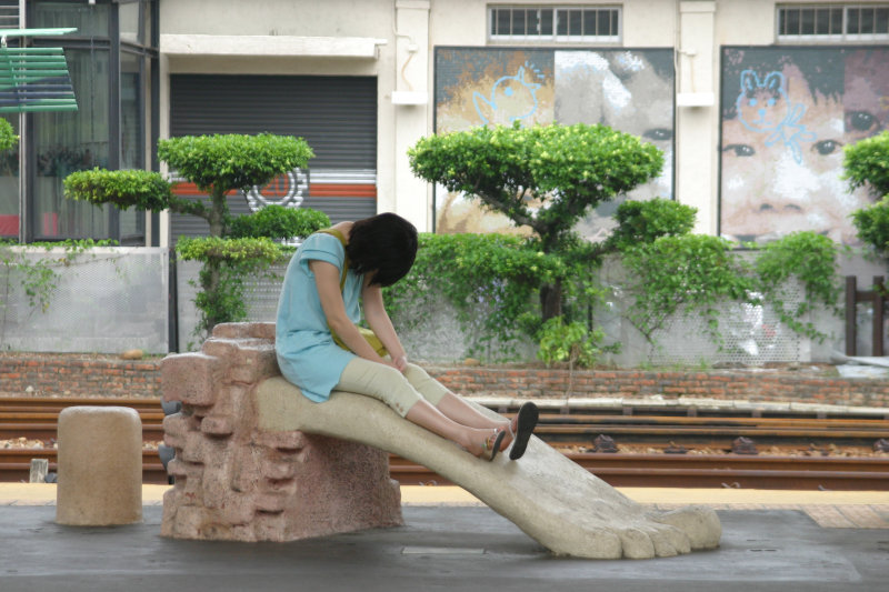 台灣鐵路旅遊攝影台中火車站月台景物篇公共藝術-大同國小美術班-大腳攝影照片31