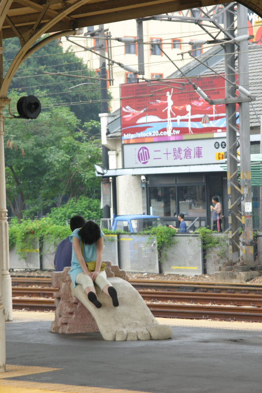 台灣鐵路旅遊攝影台中火車站月台景物篇公共藝術-大同國小美術班-大腳攝影照片32