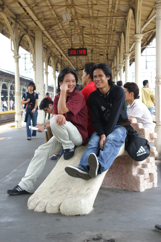 台灣鐵路旅遊攝影台中火車站月台景物篇公共藝術-大同國小美術班-大腳攝影照片38