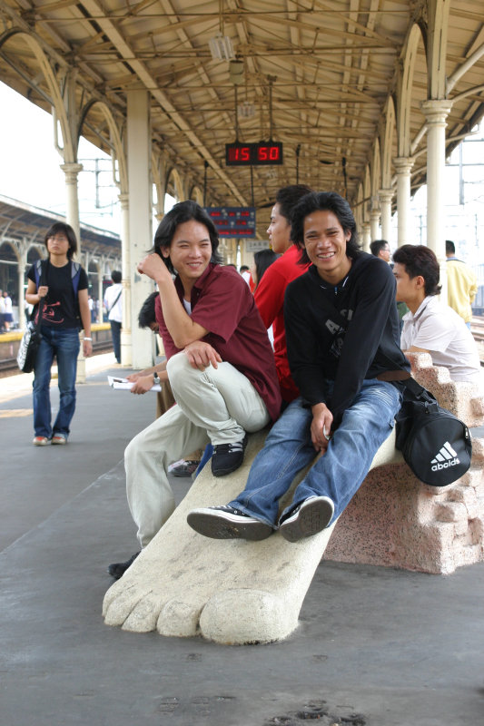 台灣鐵路旅遊攝影台中火車站月台景物篇公共藝術-大同國小美術班-大腳攝影照片39