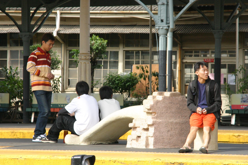 台灣鐵路旅遊攝影台中火車站月台景物篇公共藝術-大同國小美術班-大腳攝影照片40
