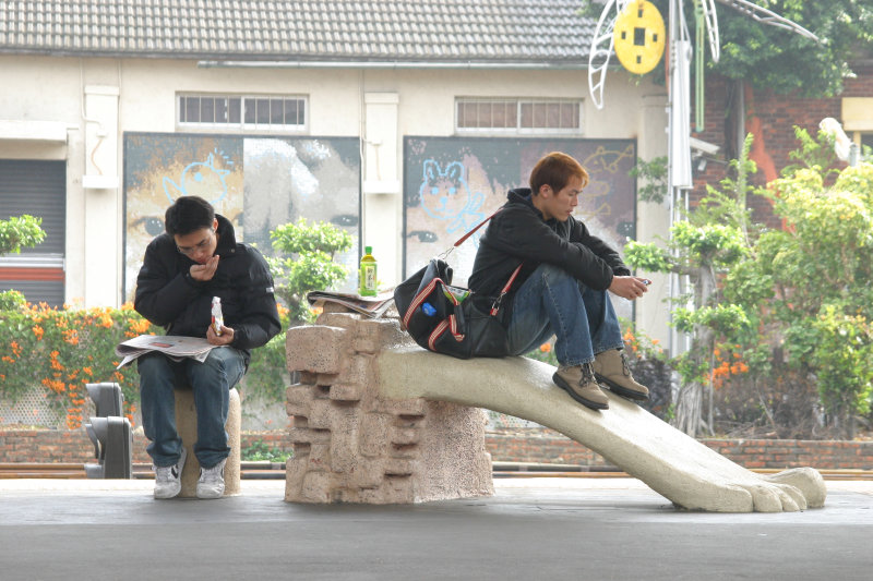 台灣鐵路旅遊攝影台中火車站月台景物篇公共藝術-大同國小美術班-大腳攝影照片47